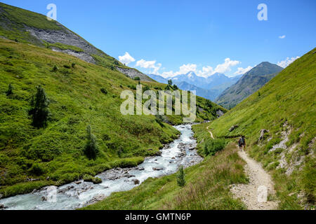 Menschen wandern neben dem Fluss im Tal Ferrand Ferrand, Oisans, Frankreich, Europa. Stockfoto