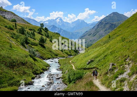 Frau und Junge, Mutter und seine Sonne, wandern an einem Fluss in den Alpen, Frankreich, Europa. Stockfoto