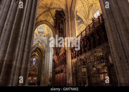Chor und Orgel, Catedral de Santa María De La Sede, Sevilla, Andalusien, Spanien Stockfoto