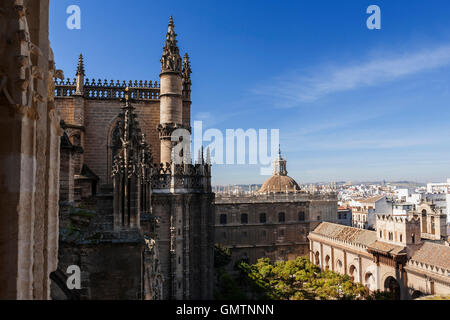 Fassade der Kathedrale von Sevilla und der Patio de Los Naranjos von Teil-Weg nach oben die Giralda Turm, Sevilla, Andalusien, Spanien Stockfoto