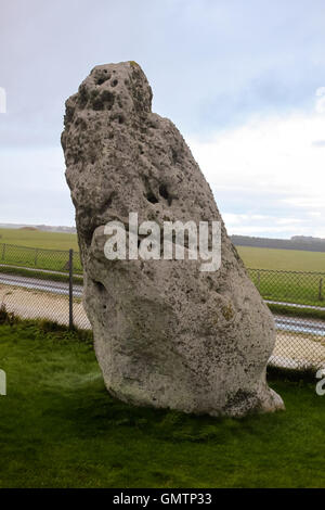 Heel Stone of the Stonehenge auf der Salisbury Plain in Wiltshire, England. Stockfoto