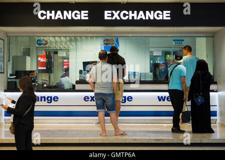 Menschen @ Bureau de Change Office betrieben von Global Exchange Foreign Exchange Services Genf Flughafen 1215 Genève 15 Schweiz Stockfoto