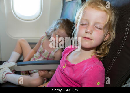 Zwei kleine Kinder schlafen im Auto Stockfotografie - Alamy