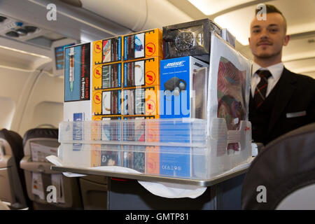 Mitglied der Kabinenbesatzung & Duty-Free Wagen auf Swiss Airbus A321 Flugzeug waren Passagiere auf ein Flugzeug verkaufen / Flug Stockfoto