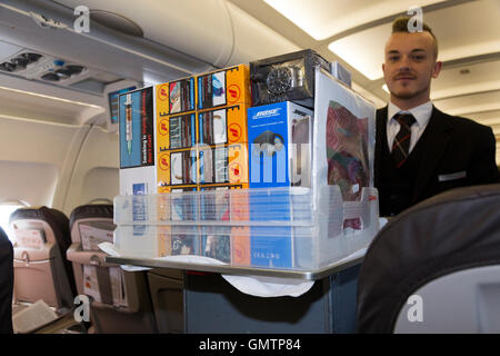 Mitglied der Kabinenbesatzung & Duty-Free Wagen auf Swiss Airbus A321 Flugzeug waren Passagiere auf ein Flugzeug verkaufen / Flug Stockfoto