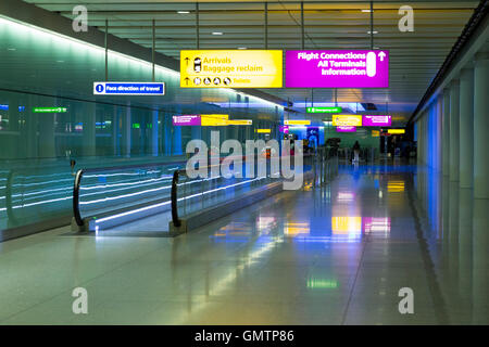 Flughafen Heathrow Korridor / Halle führt zu Ankünfte nach dem Aussteigen aus dem Flugzeug & Eingabe Flughafen terminal 2. LHR London UK Stockfoto