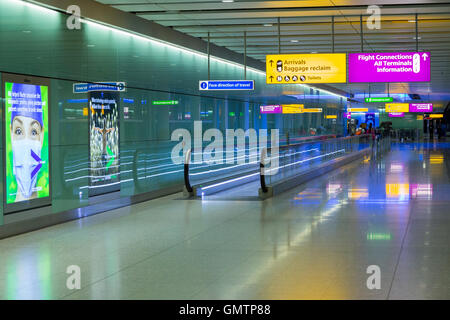 Flughafen Heathrow Korridor / Halle führt zu Ankünfte nach dem Aussteigen aus dem Flugzeug & Eingabe Flughafen terminal 2. LHR London UK Stockfoto