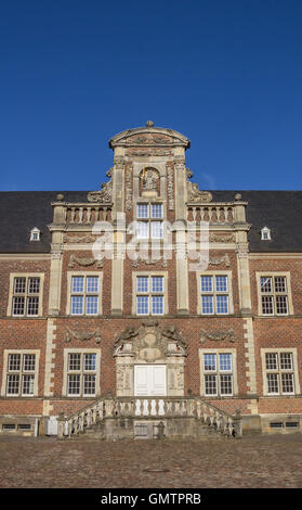 Fassade auf dem gepflasterten Hof des Schlosses Ahaus in Deutschland Stockfoto