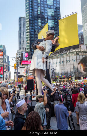 Ein paar spielt der berühmten Kuss der VJ-Day in Times Square, New York. Stockfoto