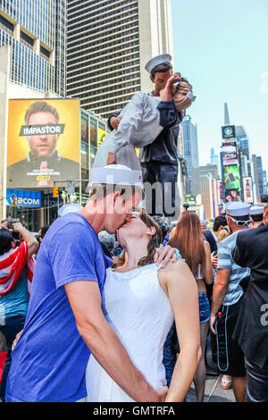 Ein paar spielt der berühmten Kuss der VJ-Day in Times Square, New York. Stockfoto