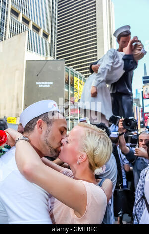 Ein paar spielt der berühmten Kuss der VJ-Day in Times Square, New York. Stockfoto