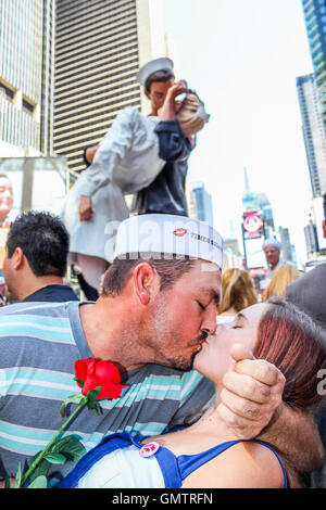 Ein paar spielt der berühmten Kuss der VJ-Day in Times Square, New York. Stockfoto