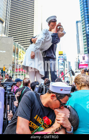 Ein paar spielt der berühmten Kuss der VJ-Day in Times Square, New York. Stockfoto