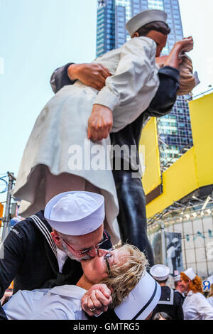 Ein paar spielt der berühmten Kuss der VJ-Day in Times Square, New York. Stockfoto