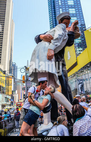 Ein paar spielt der berühmten Kuss der VJ-Day in Times Square, New York. Stockfoto