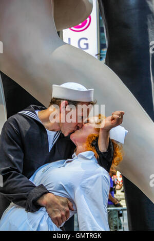 Ein paar spielt der berühmten Kuss der VJ-Day in Times Square, New York. Stockfoto