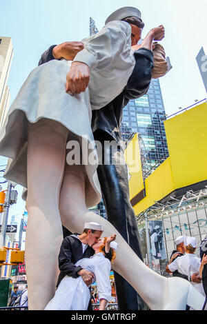 Ein paar spielt der berühmten Kuss der VJ-Day in Times Square, New York. Stockfoto