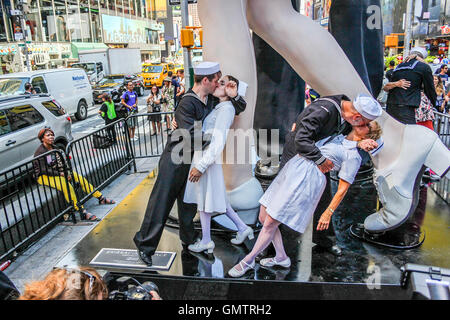 Ein paar spielt der berühmten Kuss der VJ-Day in Times Square, New York. Stockfoto