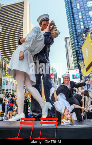 Ein paar spielt der berühmten Kuss der VJ-Day in Times Square, New York. Stockfoto