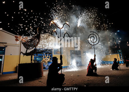 Pontedera, Italien - 14. Juli 2016: The Avalot Feuershow in Viale Rinaldo Piaggio in Pontedera, Toskana an die portugiesische Nikotinabhängigkeit Stockfoto