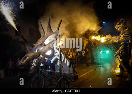 Pontedera, Italien - 14. Juli 2016: The Avalot Feuershow in Viale Rinaldo Piaggio in Pontedera, Toskana an die portugiesische Nikotinabhängigkeit Stockfoto