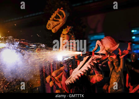 Pontedera, Italien - 14. Juli 2016: The Avalot Feuershow in Viale Rinaldo Piaggio in Pontedera, Toskana an die portugiesische Nikotinabhängigkeit Stockfoto