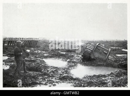 Tank in Shell Loch, ein britischer Panzer, den halb untergetaucht und verzettelt sich in Wasser auf der Vorderseite Flandern, 1917 Schlachtfeld Foto Stockfoto