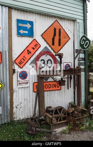 Verkehrszeichen, die fest mit einer alten Scheune. Whangamomona, Taranaki, Nordinsel, Neuseeland. Stockfoto