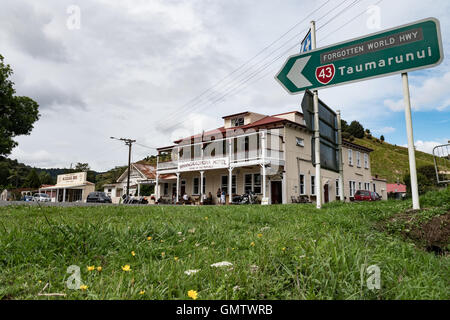 Whangamomona Hotel am State Highway 43 bekannt als The Forgotten World Highway. Taranaki Nordinsel Neuseeland. Stockfoto