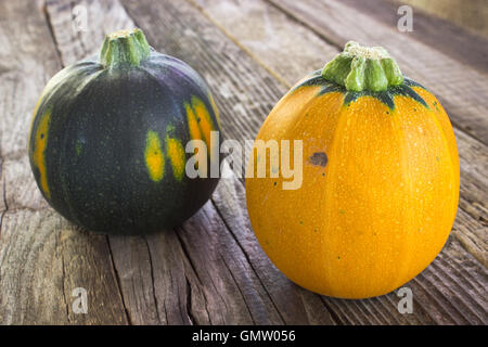 Zwei Runde Zucchini auf hölzernen Hintergrund Stockfoto