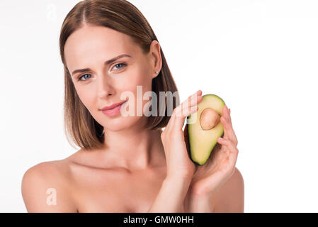 Nette junge Frau halten Obst Stockfoto