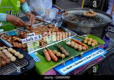 Chiang Mai Wurst Straße Nahrung auf Grill im Markt Basar Thailand Kochen Stockfoto