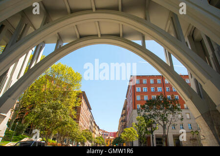 Segovia Straße unter dem Viadukt gesehen. Madrid, Spanien. Stockfoto