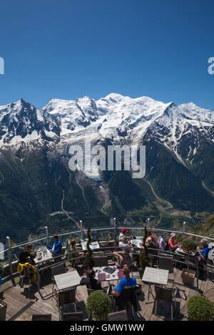 Touristen im Panorama-Restaurant im Le Brevent Mt.View von Le Brévent, Tal von Chamonix. Gebirgsmassiv Mont Blanc auf der anderen Seite (rechts), Frankreich, Alpen. Stockfoto