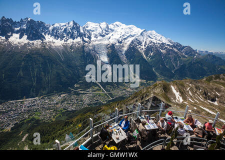 Touristen im Panorama-Restaurant im Le Brevent Mt.View von Le Brévent, Tal von Chamonix. Gebirgsmassiv Mont Blanc auf der anderen Seite (rechts), Frankreich, Alpen. Stockfoto