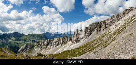 Die Dolomiten, Trentino, Norditalien. Blick vom Rifugio Passo Delle Selle zum Pala de Carpela im Sommer Stockfoto