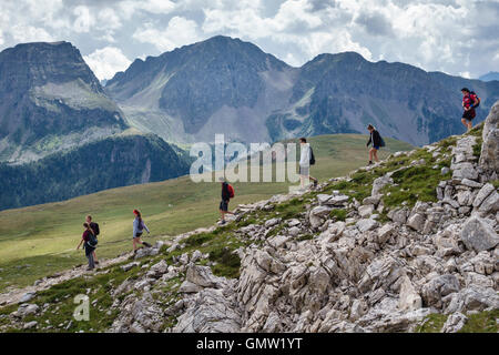 Die Dolomiten, Trentino, Norditalien. Jugendliche aus dem Rifugio Passo Delle Selle über Passo San Pellegrino hinunter Stockfoto