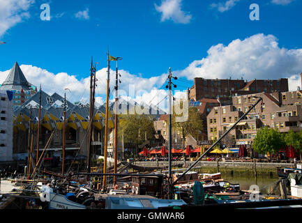 Wohnungen und Häuser am Hafen in Blaak in Rotterdam holland Stockfoto