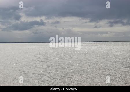 Die Bucht von Ho an den hohen Gezeiten. Dänemark, Europa. Die Krane von Esbjerg Hafen kann man auf der anderen Seite der Bucht. Stockfoto