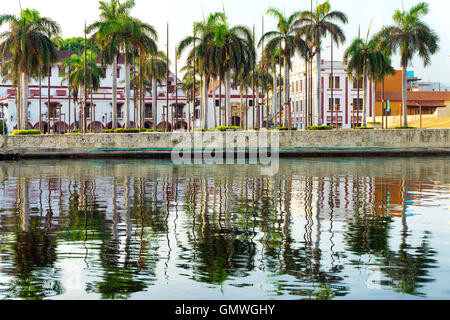 Gebäude aus der Kolonialzeit spiegelt sich in der Bucht in Cartagena, Kolumbien Stockfoto