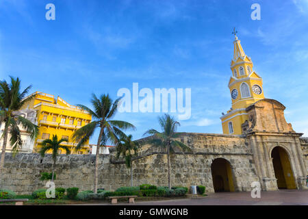 Blick auf den Uhrturm Tor in der ummauerten Altstadt in Cartagena, Kolumbien Stockfoto