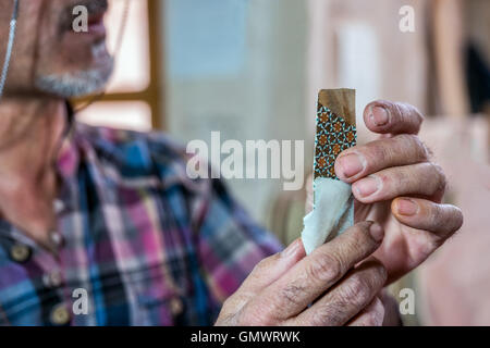 Khātam ist eine persische Version von Intarsien, Kunstformen, die durch die Dekoration der Oberfläche der Holzwaren mit zarte Stücke aus Holz, Knochen und Metall gerade geschnittene geometrische Formen gemacht. Gestaltung von eingelegten Artikel ist ein sehr aufwendiger Prozess. In jeder Kubikzentimeter von Intarsien sind bis zu ca. 250 Stück Metall, Knochen, Elfenbein und verschiedenen Arten des Holzes nebeneinander verlegt in Phasen miteinander verleimt, geschliffen, geölt und poliert. Eingelegten Artikel in der Safavid Ära auf eine besondere Bedeutung als Künstler nahm erstellt ihre kostbare Kunstwerke. Wälder umfassen Betel, Walnuss, Zypressen und Pinien. Stockfoto