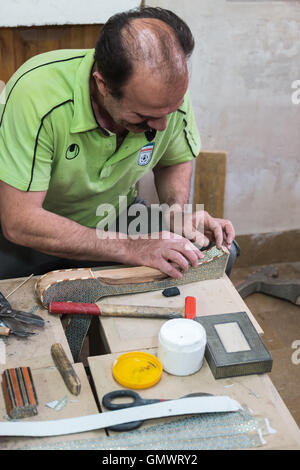 Khātam ist eine persische Version von Intarsien, Kunstformen, die durch die Dekoration der Oberfläche der Holzwaren mit zarte Stücke aus Holz, Knochen und Metall gerade geschnittene geometrische Formen gemacht. Gestaltung von eingelegten Artikel ist ein sehr aufwendiger Prozess. In jeder Kubikzentimeter von Intarsien sind bis zu ca. 250 Stück Metall, Knochen, Elfenbein und verschiedenen Arten des Holzes nebeneinander verlegt in Phasen miteinander verleimt, geschliffen, geölt und poliert. Eingelegten Artikel in der Safavid Ära auf eine besondere Bedeutung als Künstler nahm erstellt ihre kostbare Kunstwerke. Wälder umfassen Betel, Walnuss, Zypressen und Pinien. Stockfoto