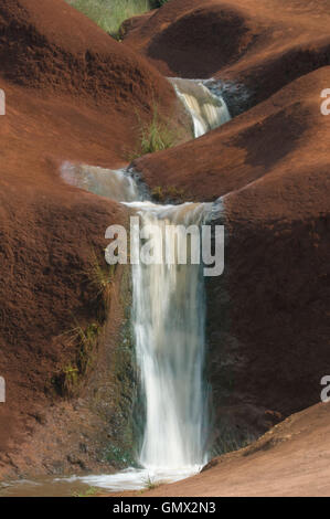 Kleine Wasserfälle entlang Waimea Canyon Road, Kauai, Hawaii Stockfoto