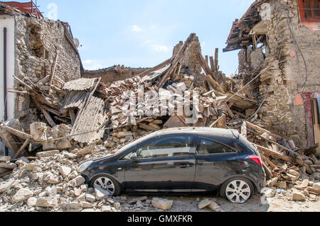 Rom, Italien. 25. August 2016. Die Erde weiterhin Zittern in Amatrice (Rieti) nach dem Erdbeben der Stärke 6, 24. August 2016 Mittelitaliens. Gab es neue bricht zusammen, während die Zahl der Todesopfer stieg: 281 Opfer so weit etabliert, einschließlich 221 Amatrice und seine Dörfer, 11, Accumuli, 49 Arquata del Tronto. 388 verletzten und 2.500 Menschen obdachlos. © Patrizia Cortellessa/Pacific Press/Alamy Live-Nachrichten Stockfoto