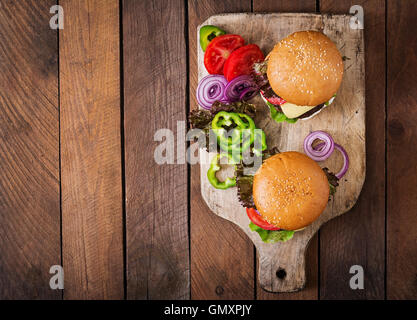 Big Sandwich - Hamburger Burger mit Rindfleisch, Käse, Tomaten und Tartar sauce. Ansicht von oben Stockfoto