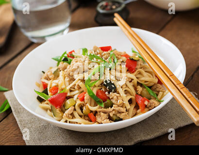 Udon-Nudeln mit Fleisch und Gemüse im asiatischen Stil Stockfoto