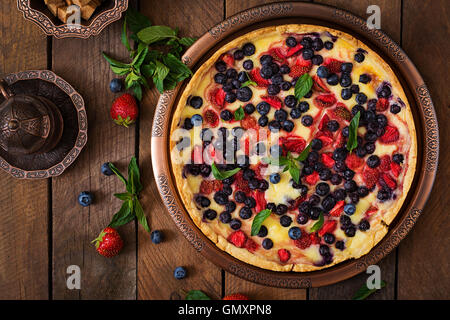 Französischer Tarte (Flan) mit Beeren und Vanillesauce. Ansicht von oben Stockfoto