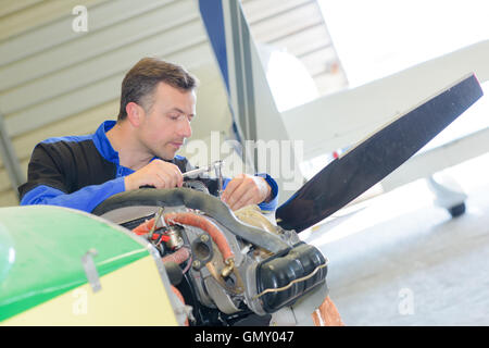 Mechaniker arbeiten an Flugzeugen Stockfoto