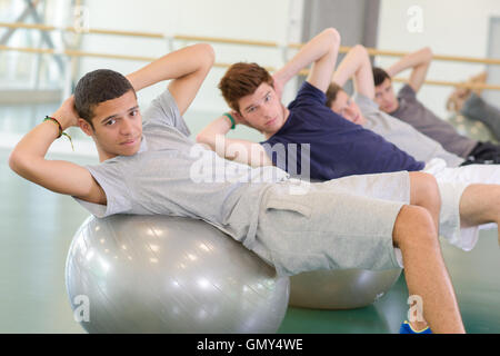 Crunch auf dem ball zu tun Stockfoto